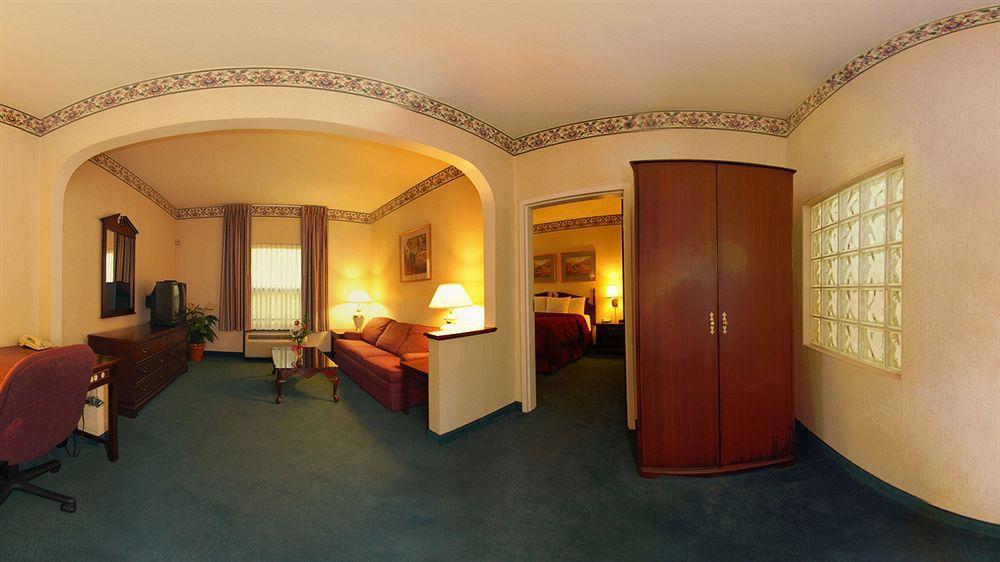 Clarion Inn & Suites Northwest Индианаполис Екстериор снимка