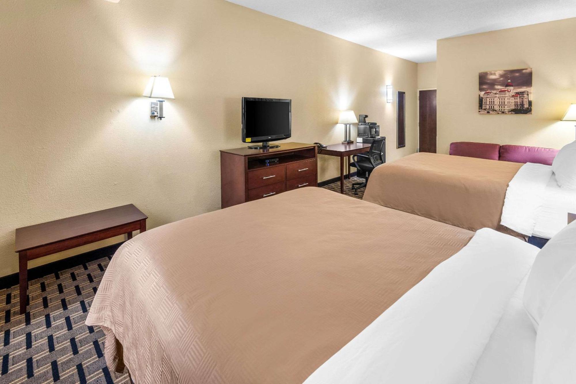 Clarion Inn & Suites Northwest Индианаполис Екстериор снимка