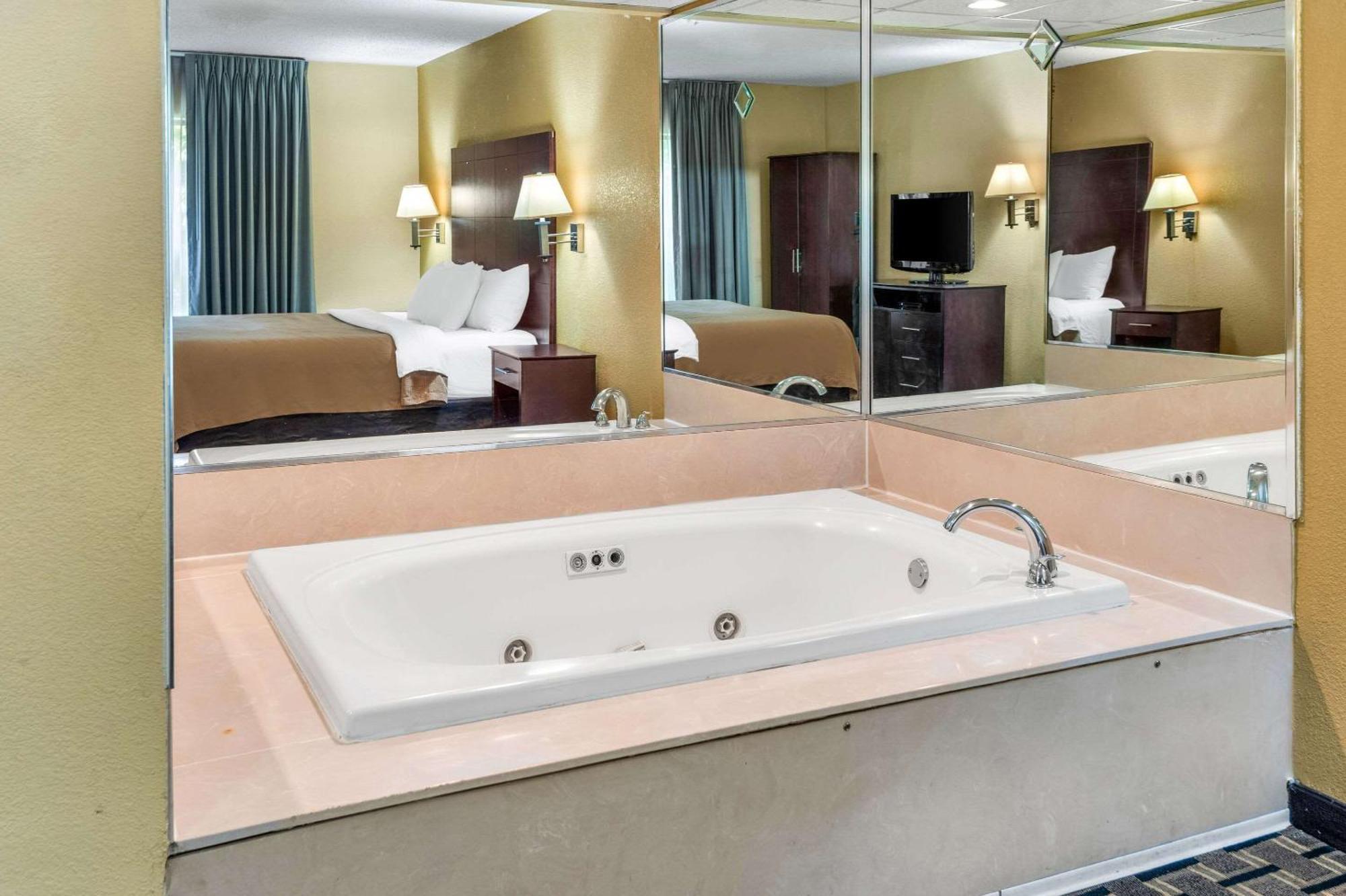 Clarion Inn & Suites Northwest Индианаполис Екстериор снимка