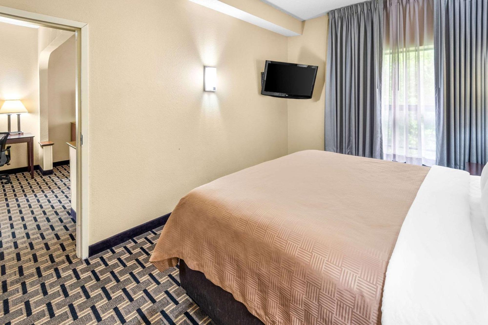 Clarion Inn & Suites Northwest Индианаполис Екстериор снимка