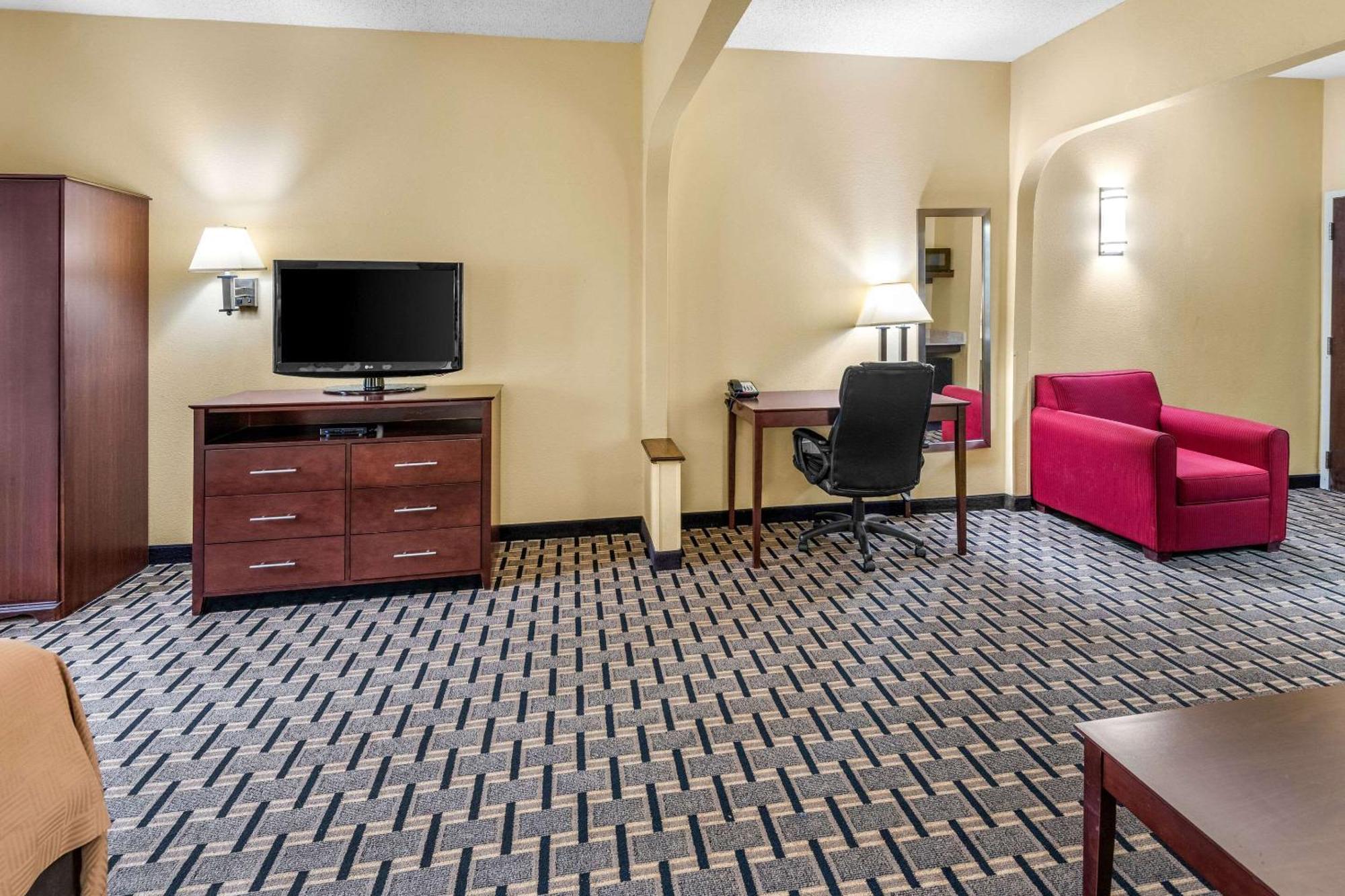 Clarion Inn & Suites Northwest Индианаполис Екстериор снимка