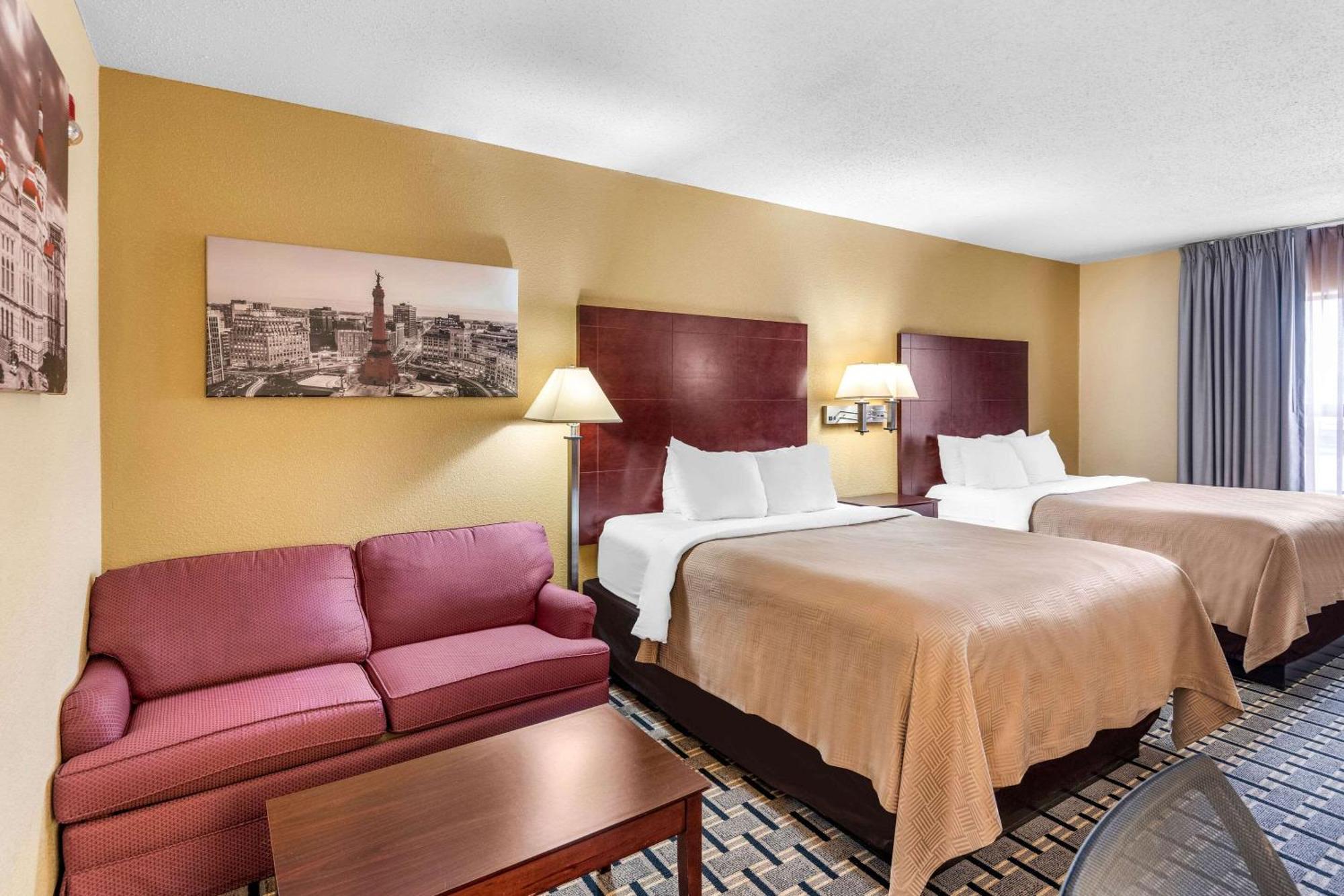 Clarion Inn & Suites Northwest Индианаполис Екстериор снимка