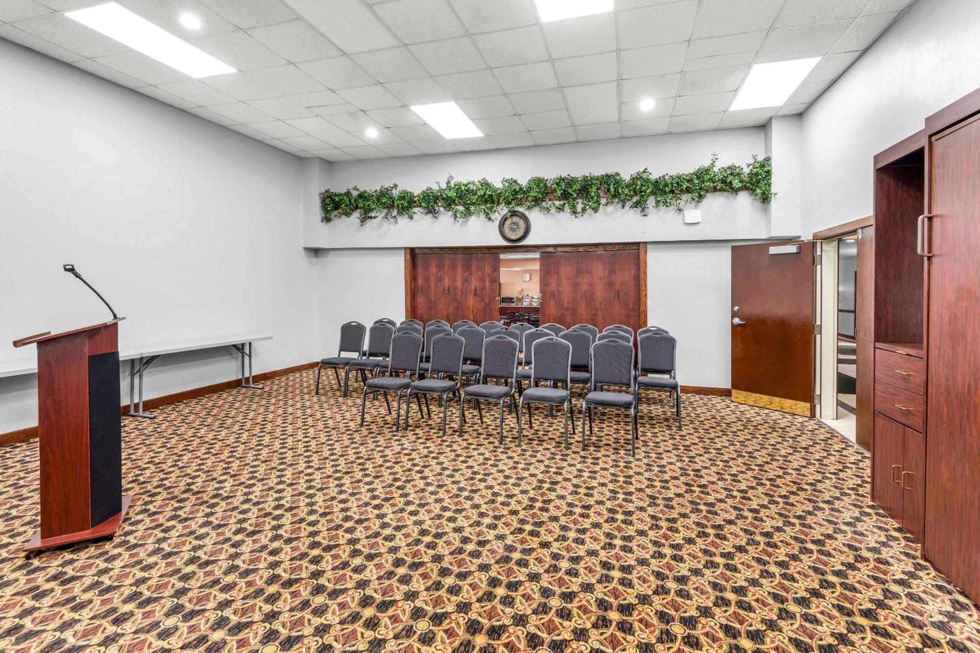 Clarion Inn & Suites Northwest Индианаполис Екстериор снимка